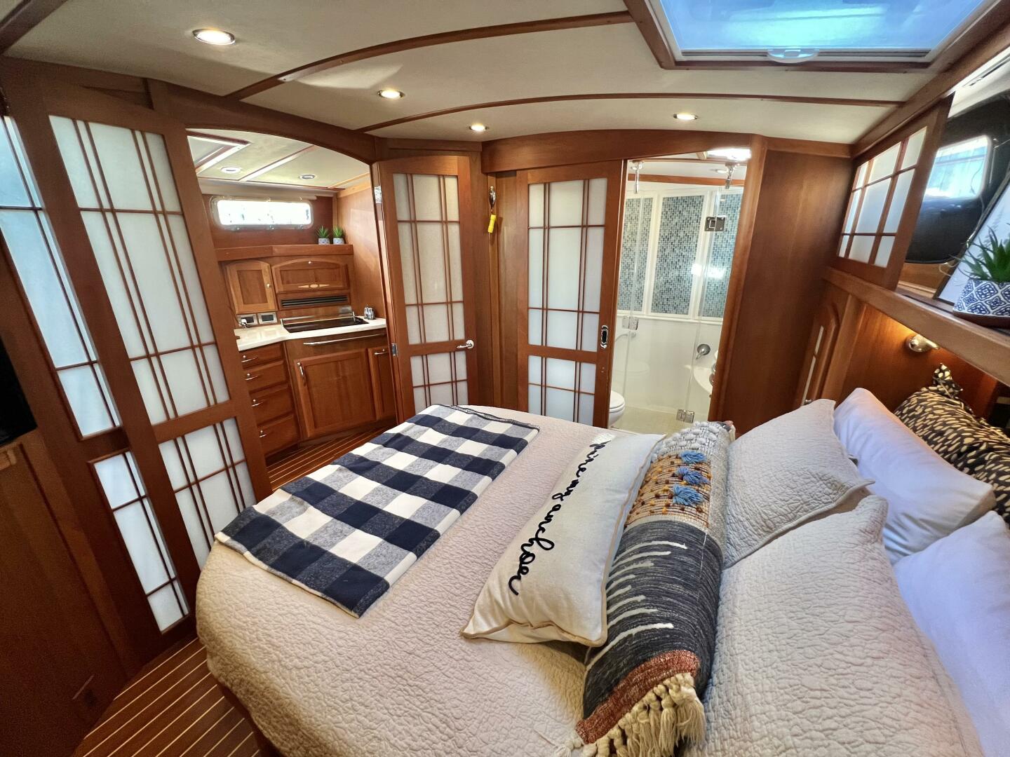 2017 Sabre 48 Salon Express - Image 37