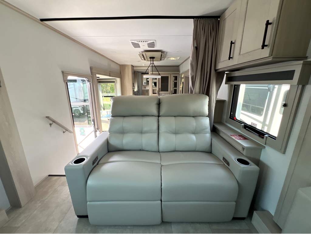 2025 GRAND DESIGN SOLITUDE 382WB - Image 15