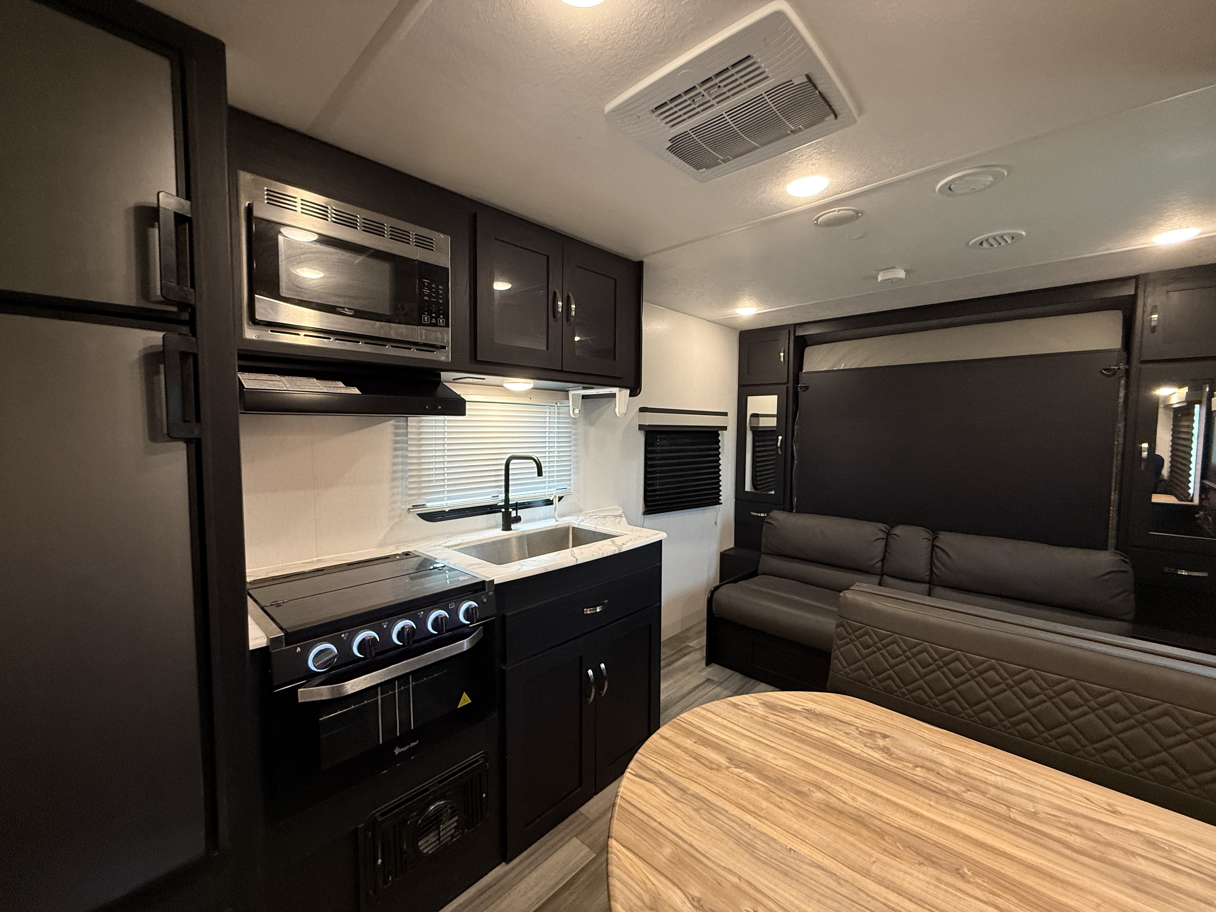 2023 Coachmen Freedom Express Select 22SE - Image 13
