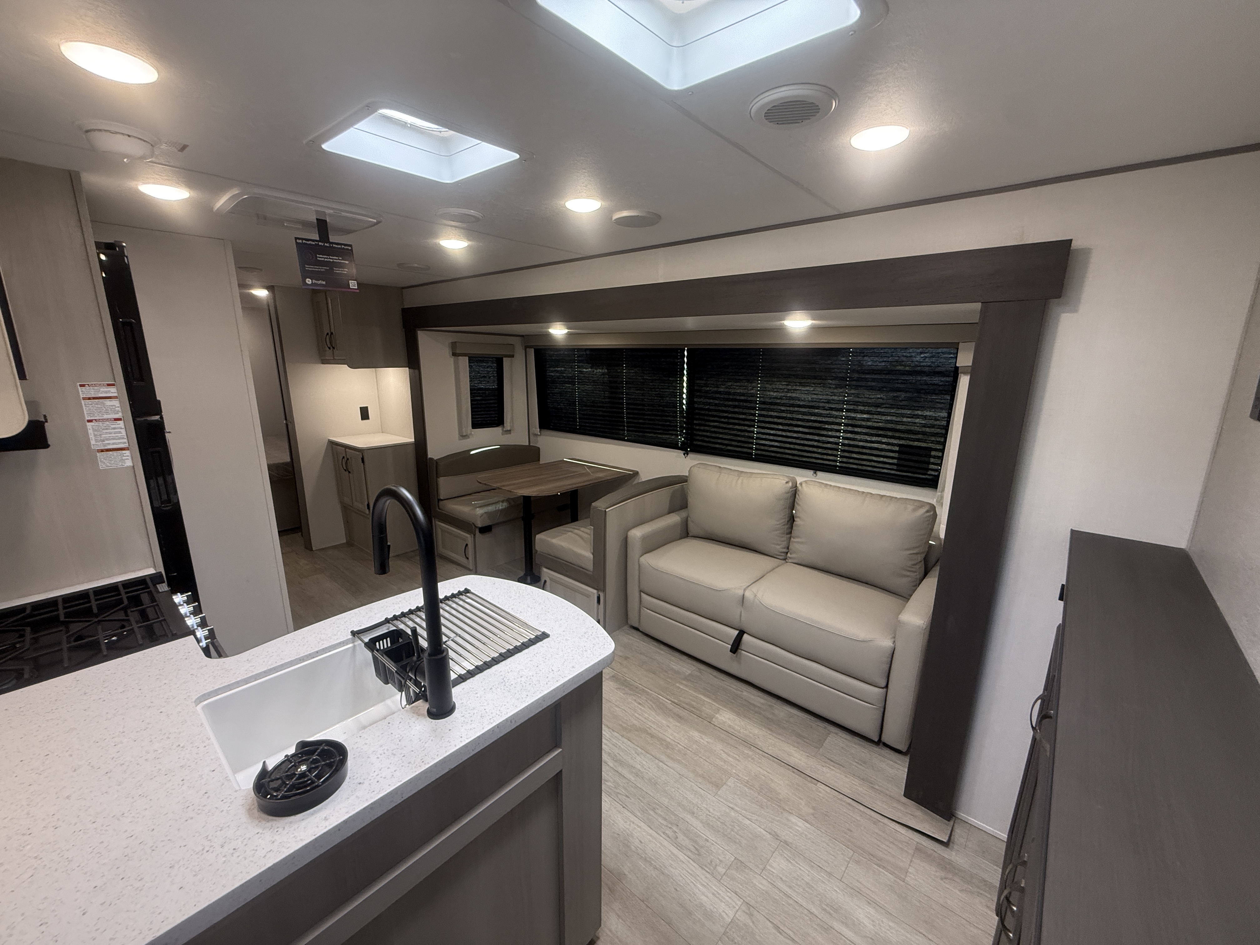 2027 Coachmen Catalina Legacy Edition 333DBDSCK - Image 11