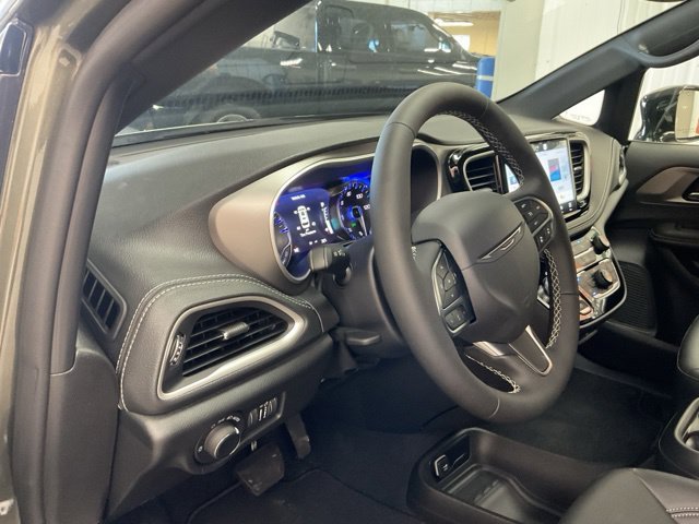 2027 Chrysler Pacifica Select AWD - Image 12
