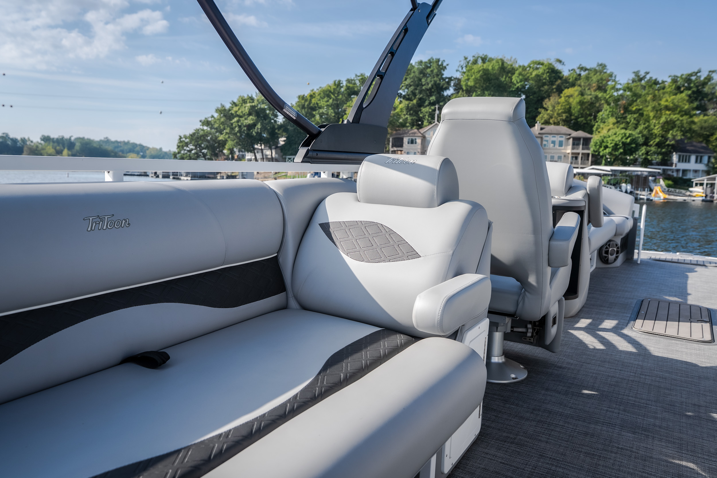 2025 JC Tritoon NepToon 25TT Sport DSL, Bow Chaise Arms - Image 30