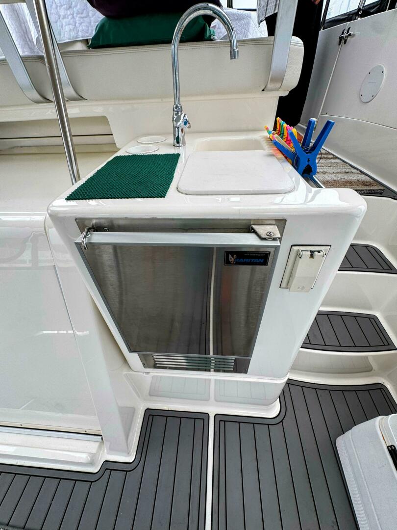2005 Silverton 35 Motor Yacht - Image 21