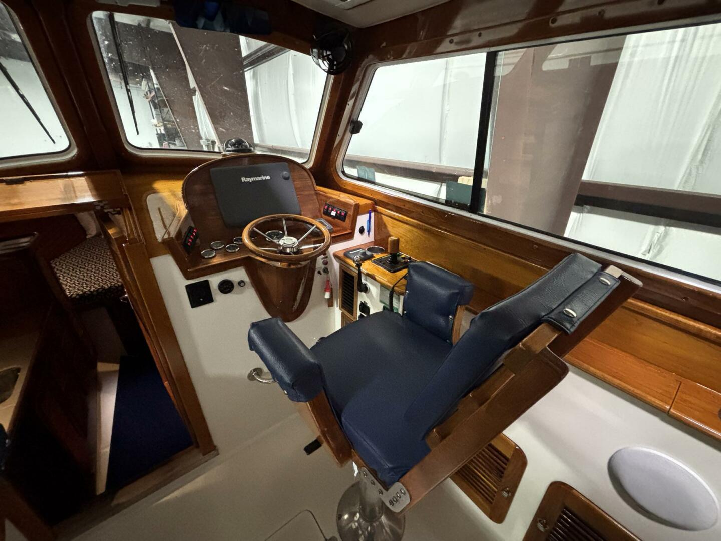 2004 Hinckley 36 Picnic Boat EP - Image 6
