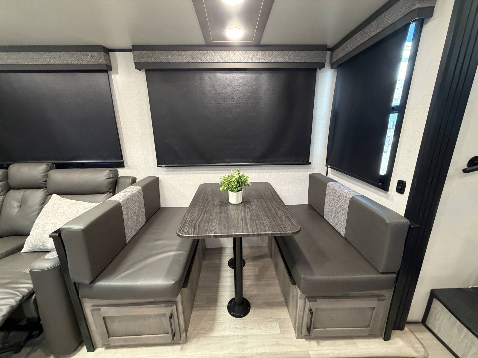 2023 KZ RV Durango Half-Ton D274BHD - Image 16