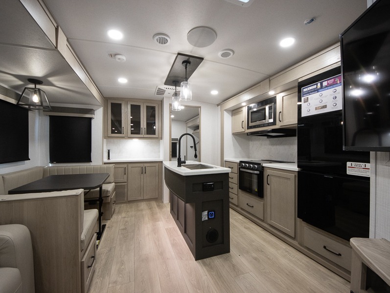 2025 Forest River Rockwood Signature Ultra Lite 8336BH - Image 8