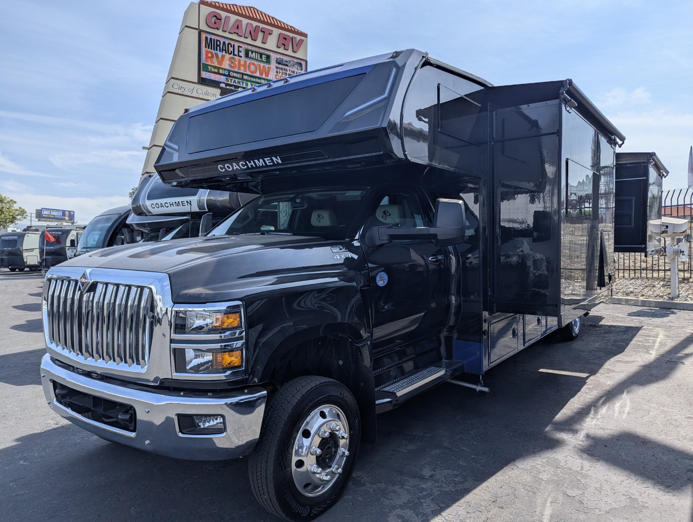 2026 Coachmen Entourage 330DS - Image 3