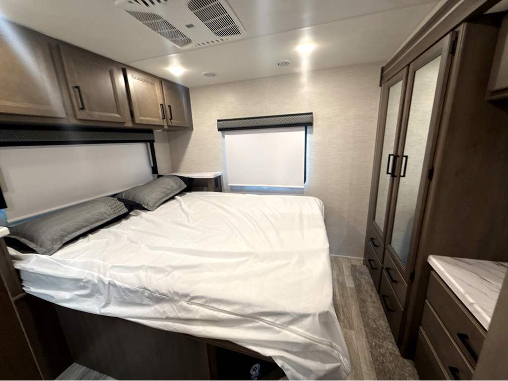 2025 Thor Motor Coach MAGNITUDE GA31 - Image 30