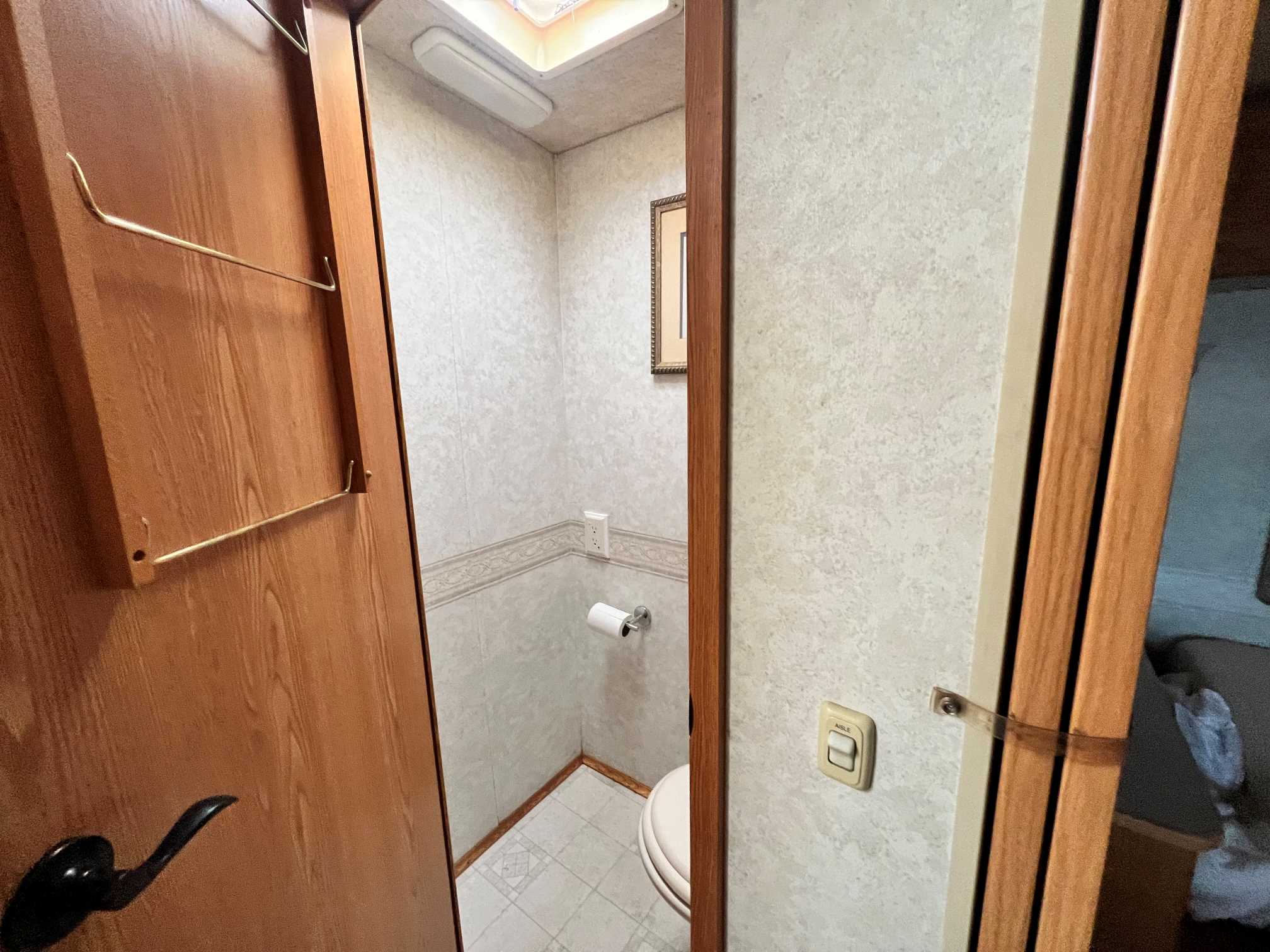 2004 Winnebago Brave 32V - Image 20