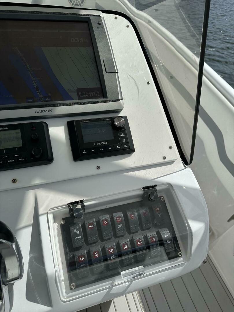 2003 Intrepid 32 - Image 13