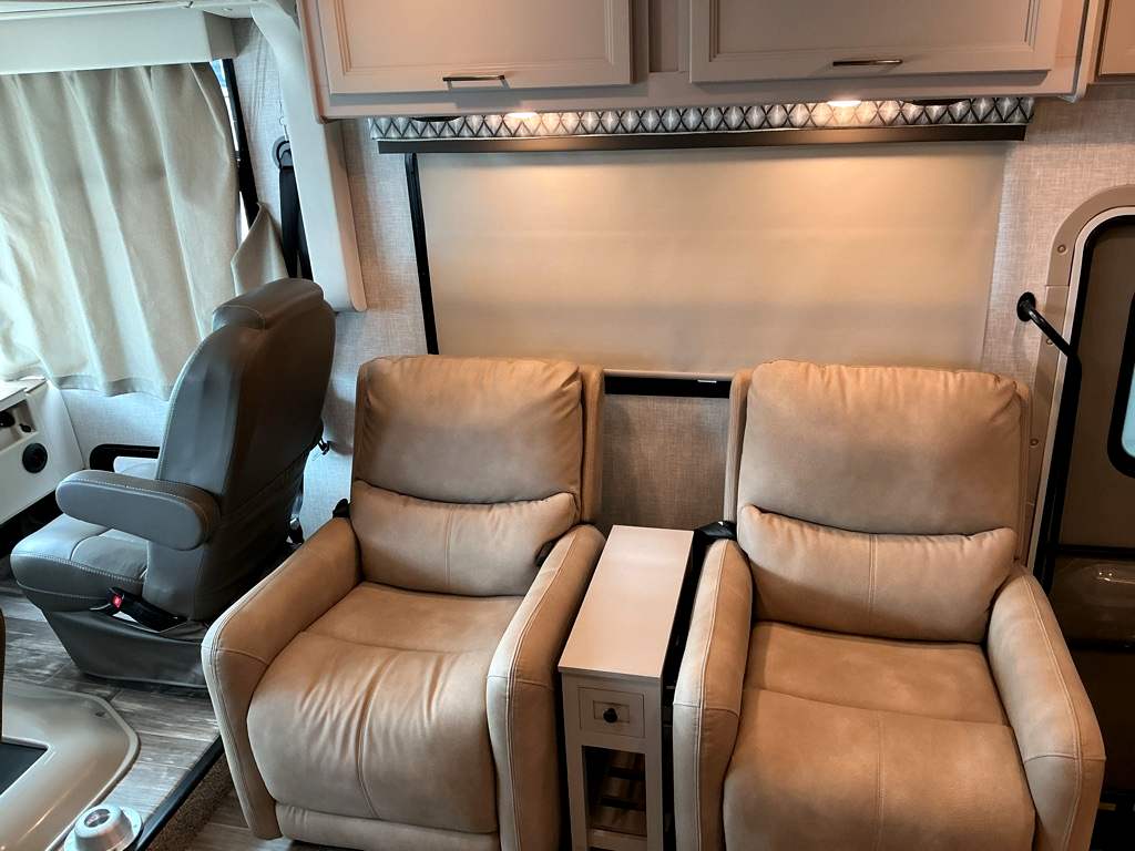 2023 THOR MOTOR COACH 34J - Image 16