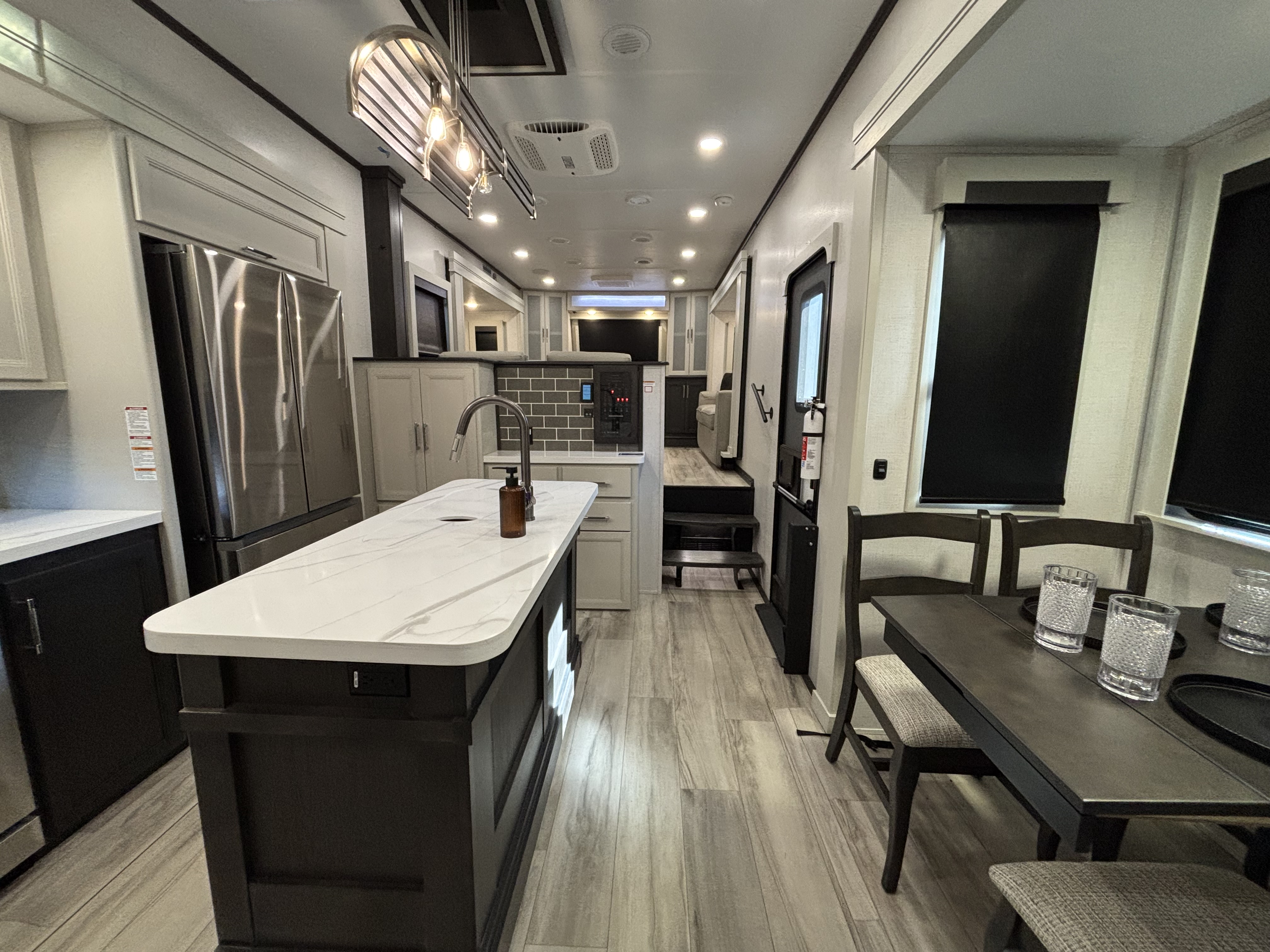 2025 Keystone Alpine 3700FL - Image 13