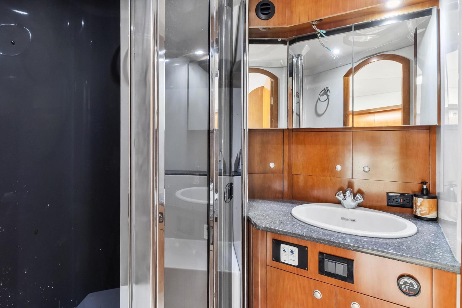 2007 Cruisers 520 Express - Image 31