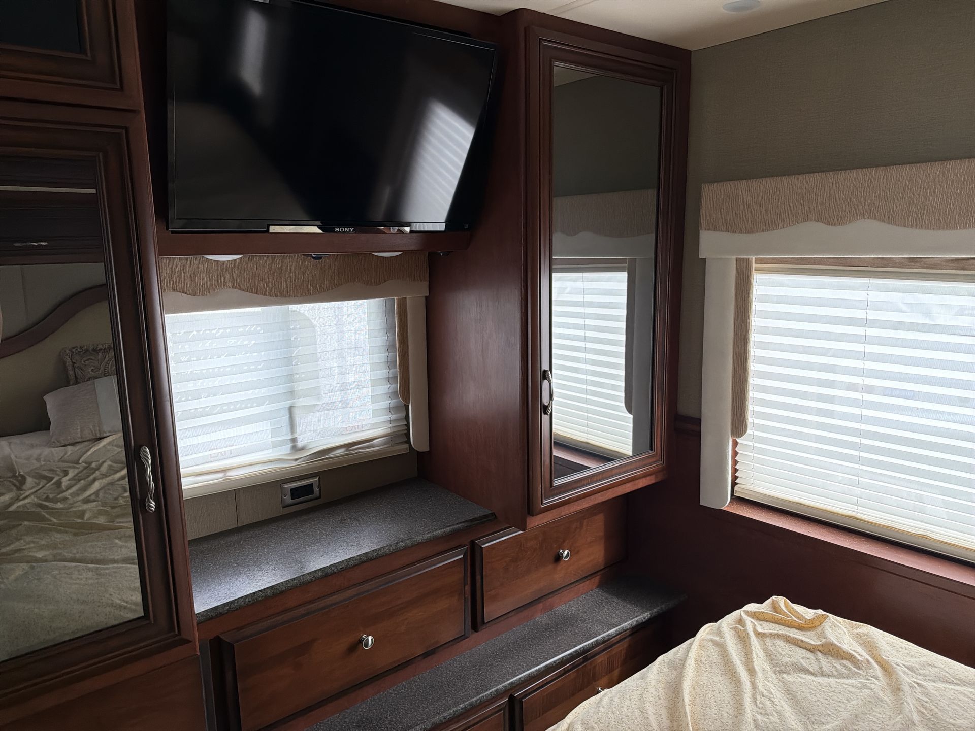 2014 Newmar Bay Star 3309 - Image 42