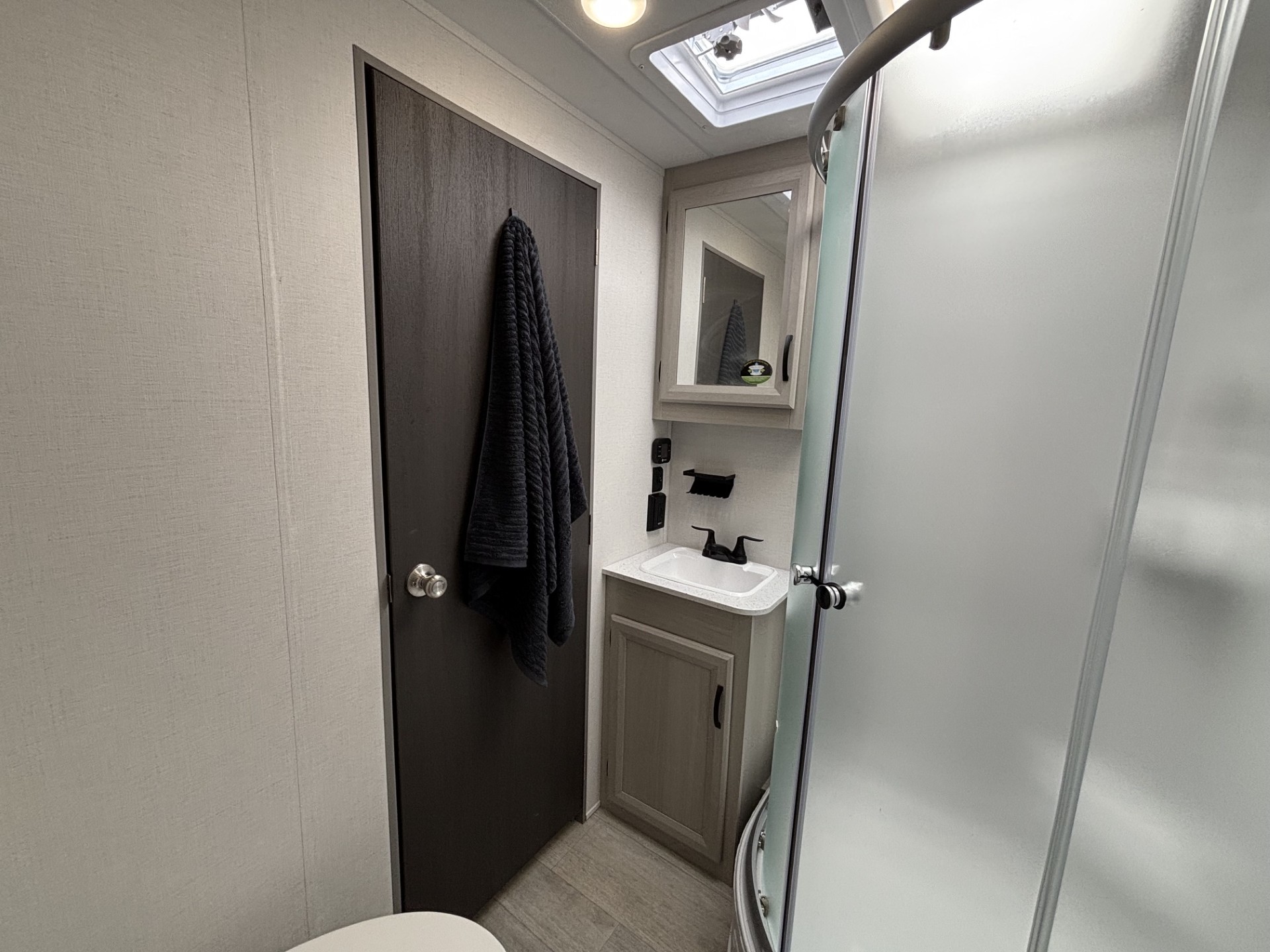 2027 Coachmen Catalina Legacy Edition 293TQBSCK - Image 19