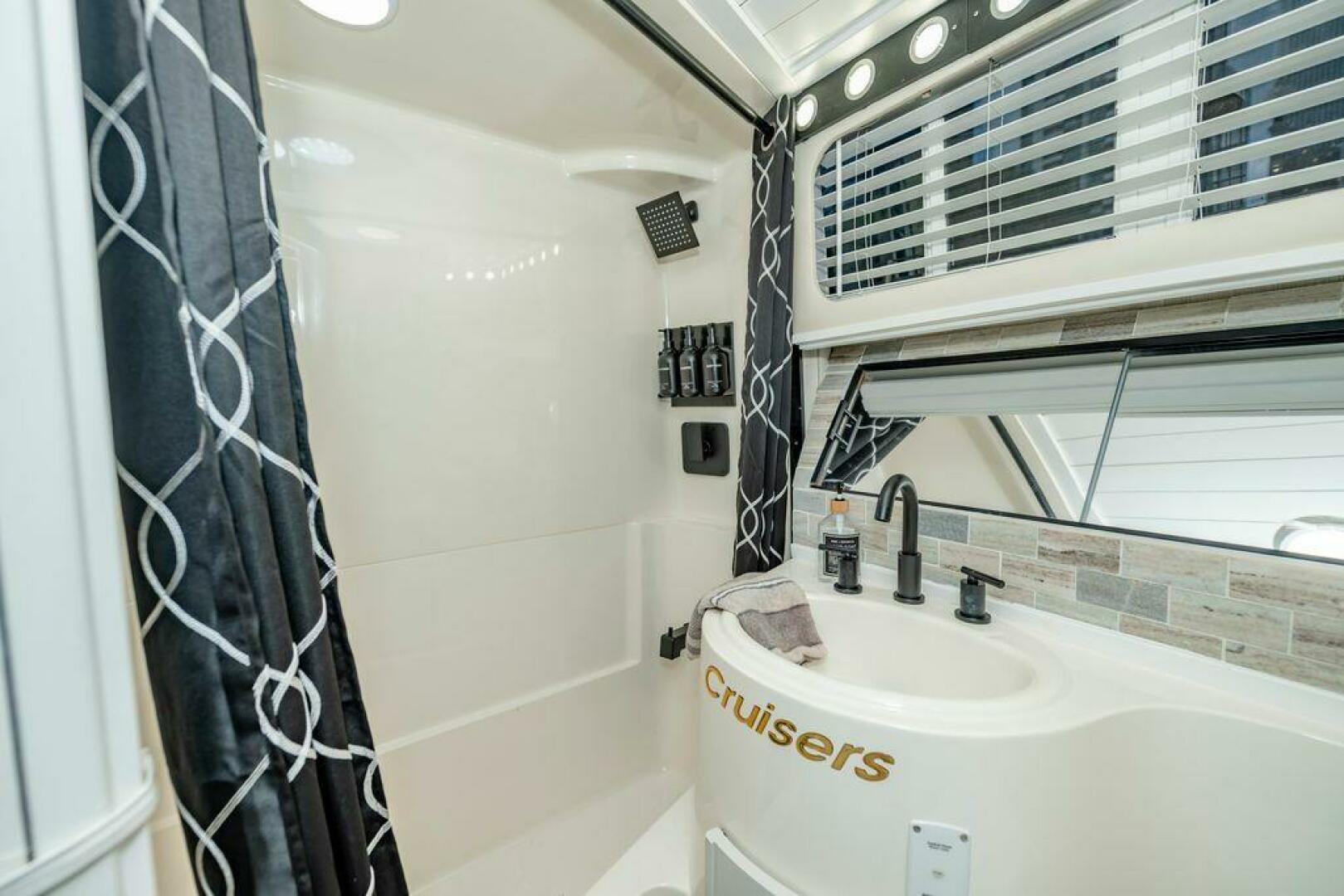 1991 Cruisers Yachts 3850 Aft Cabin - Image 26