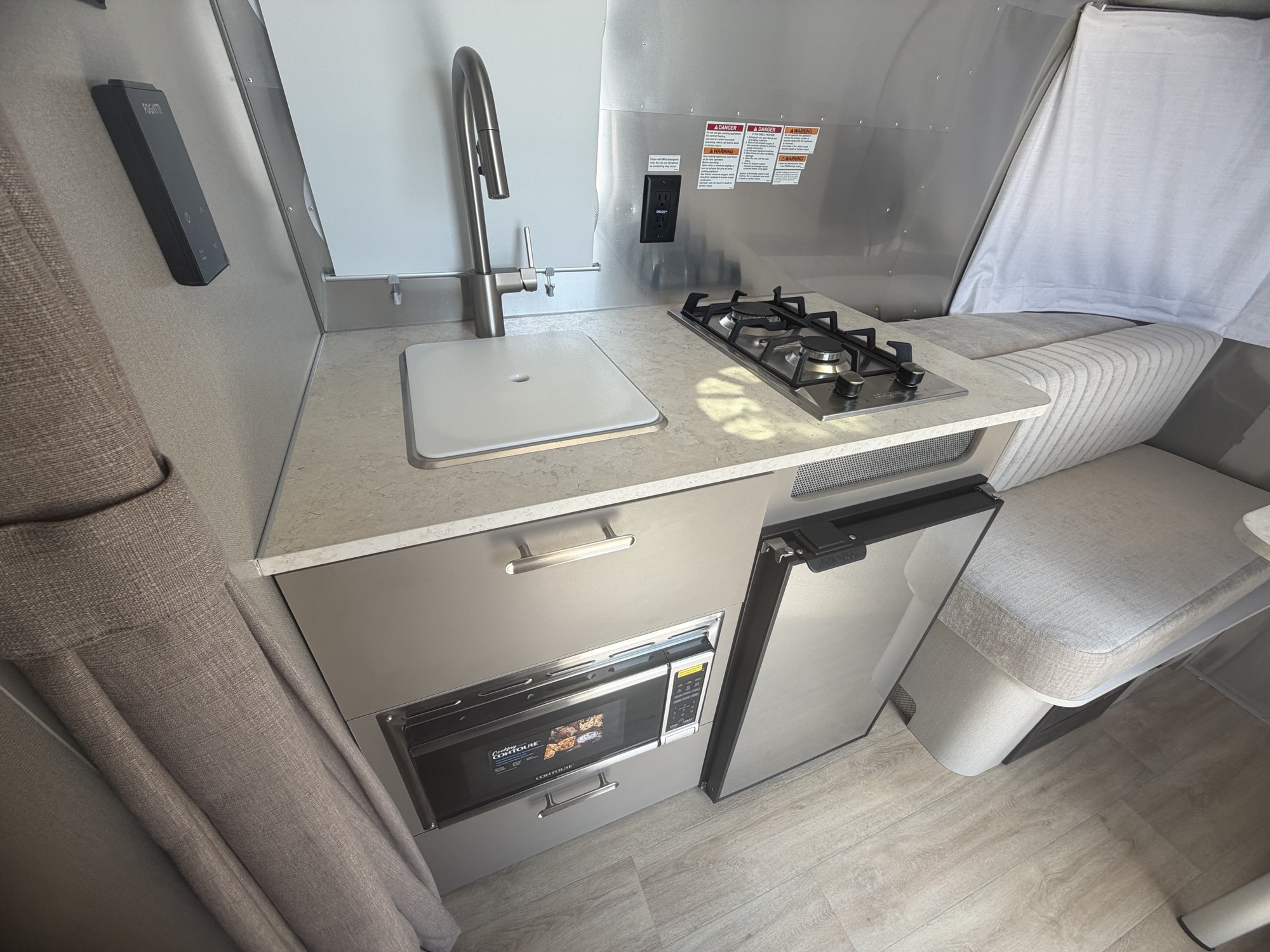 2027 AIRSTREAM CARAVEL 16RB - Image 12