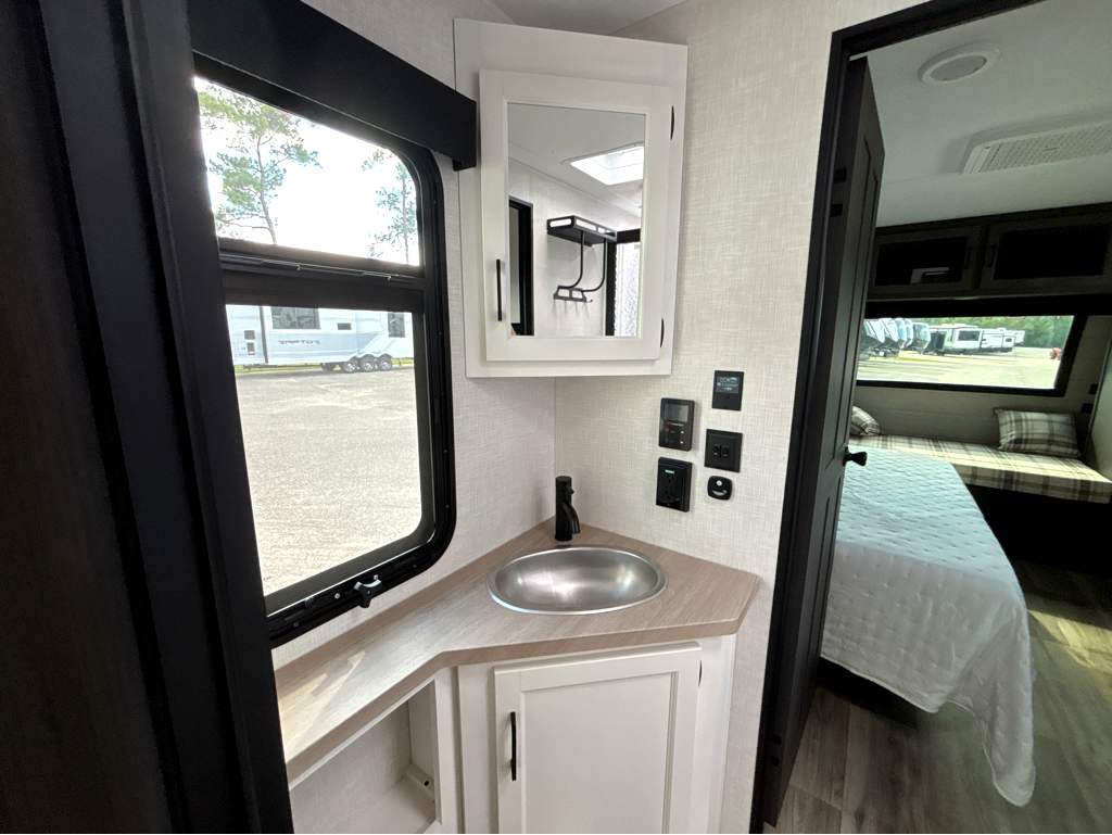 2026 VENTURE RV SPORTTREK 302VRD - Image 19