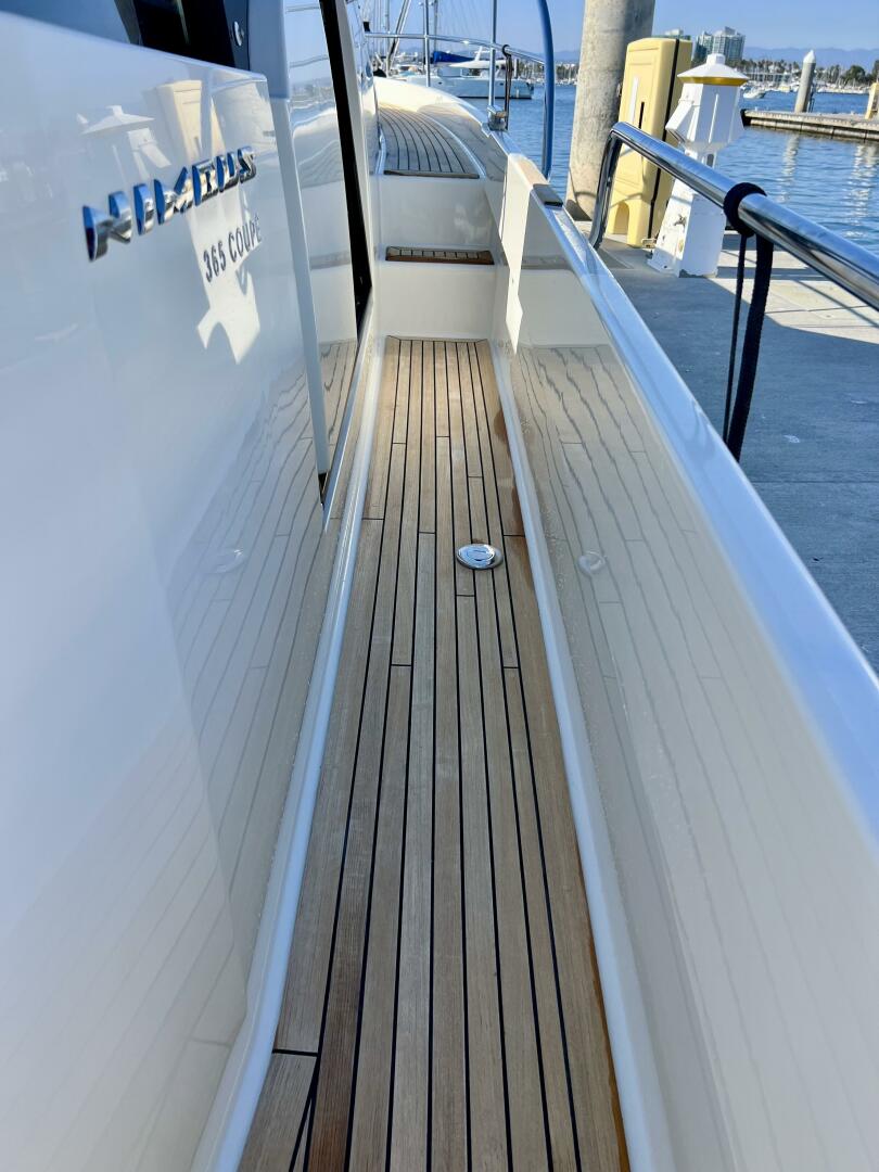 2018 Nimbus 365 Coupe - Image 23