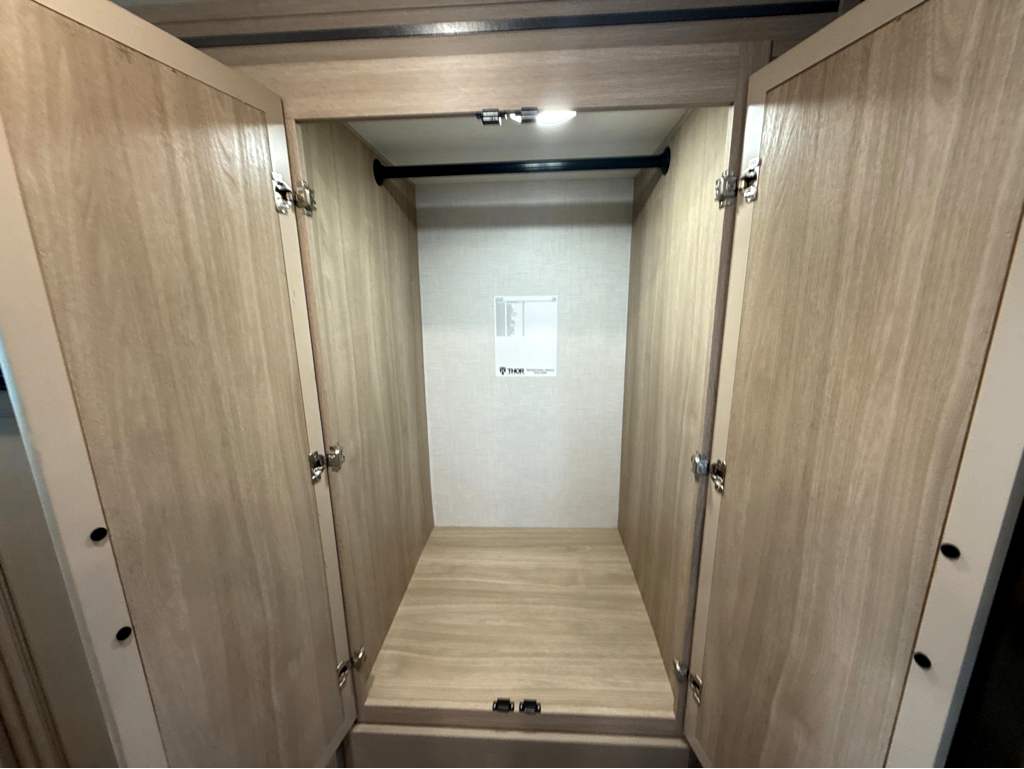 2027 THOR MOTOR COACH HURRICANE 36H - Image 26