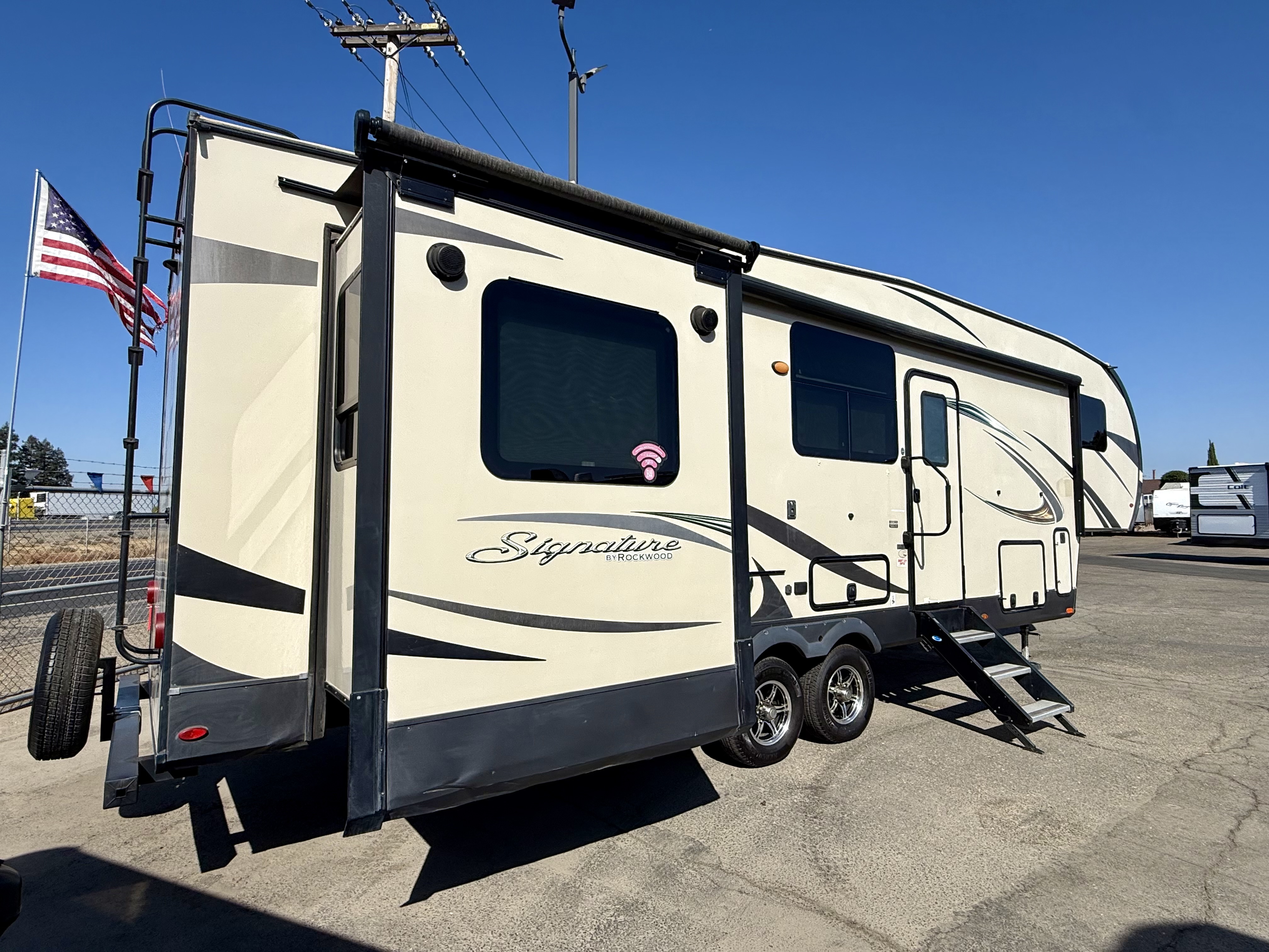 2019 Forest River Rockwood Signature Ultra Lite 8298WS - Image 4