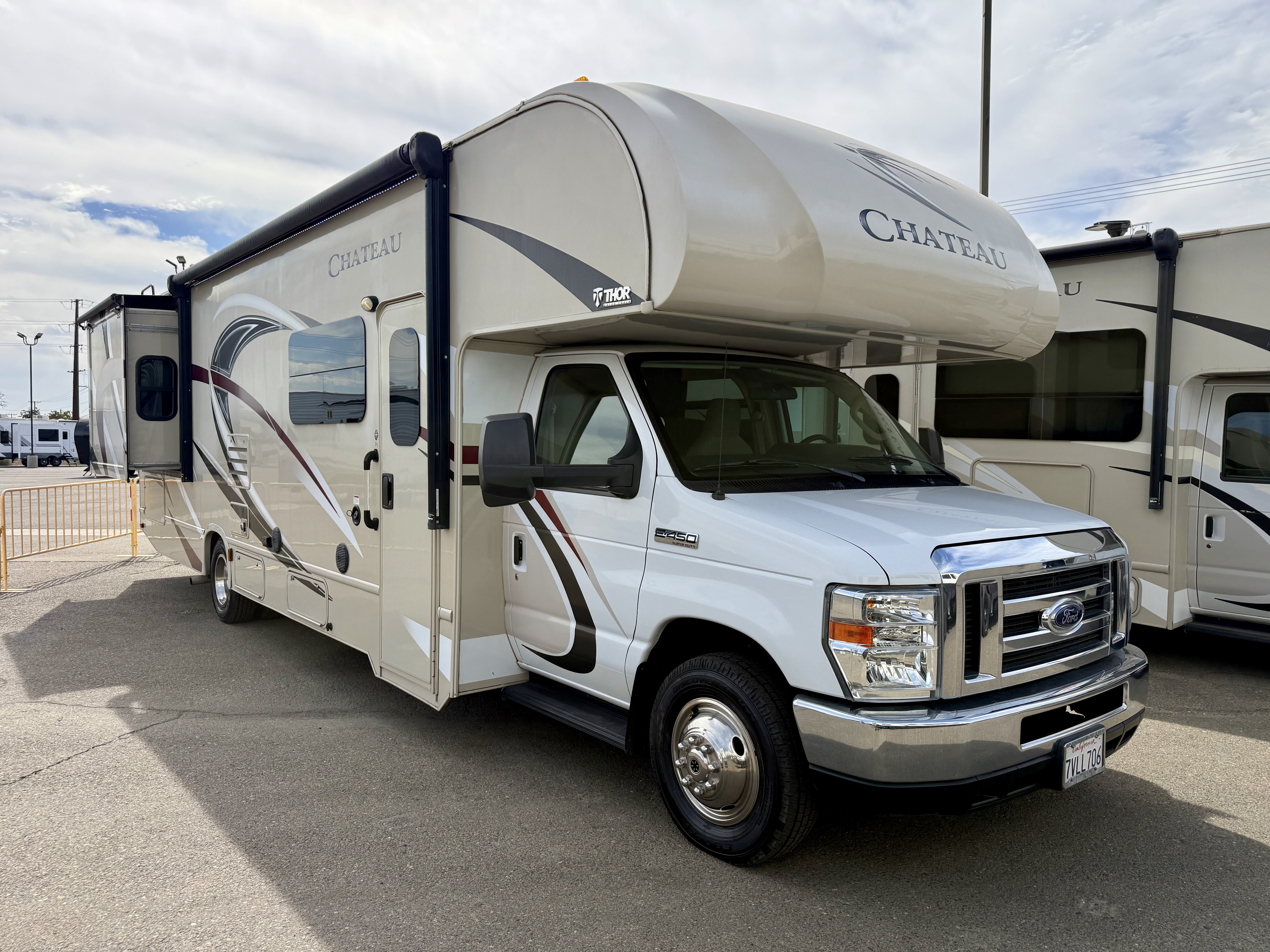 2017 Thor Motor Coach Chateau 31L - Image 2