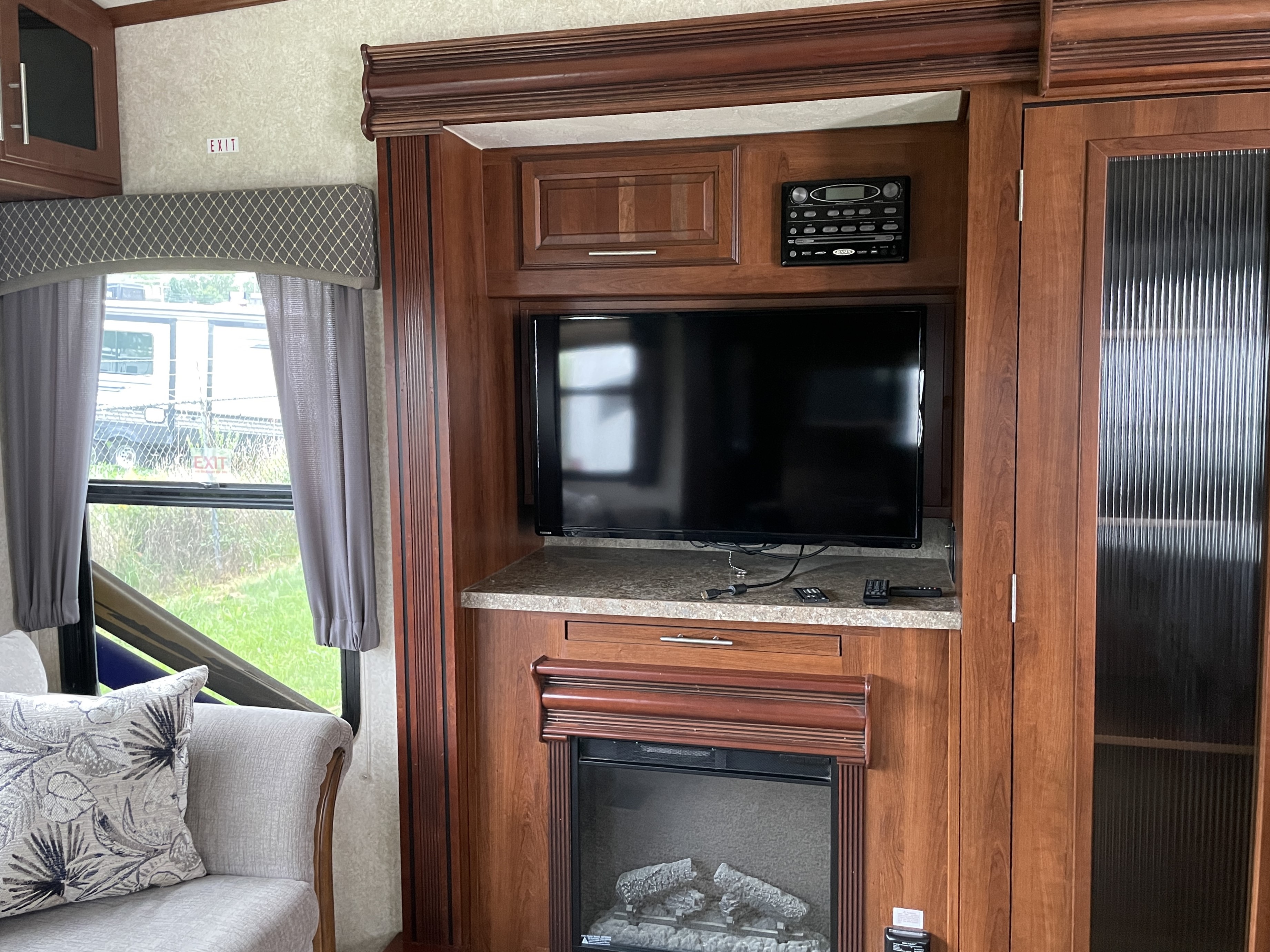 2015 Forest River Wildcat 295RSX - Image 10