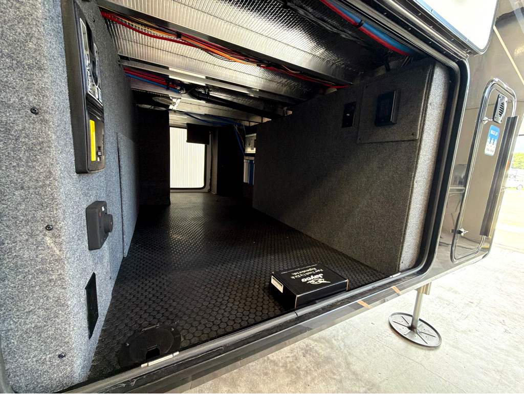2027 JAYCO PINNACLE 32RLTS - Image 3