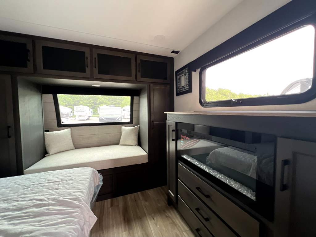 2027 VENTURE RV SPORTTREK 336VRK - Image 23