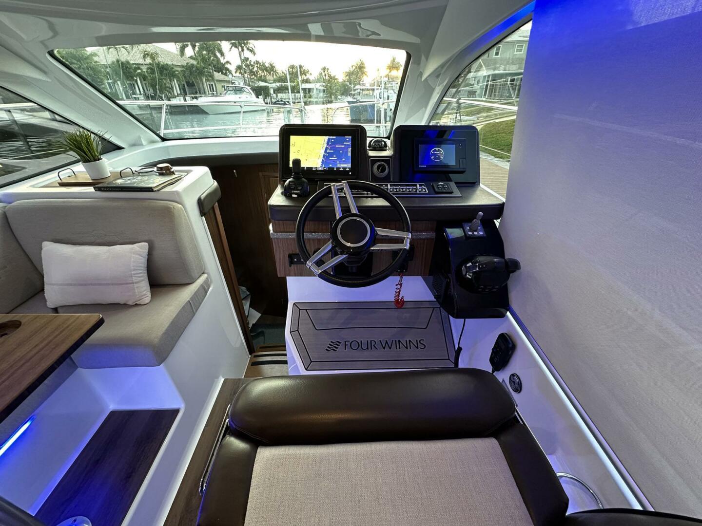 2020 Four Winns Vista 355 Coupe - Image 27
