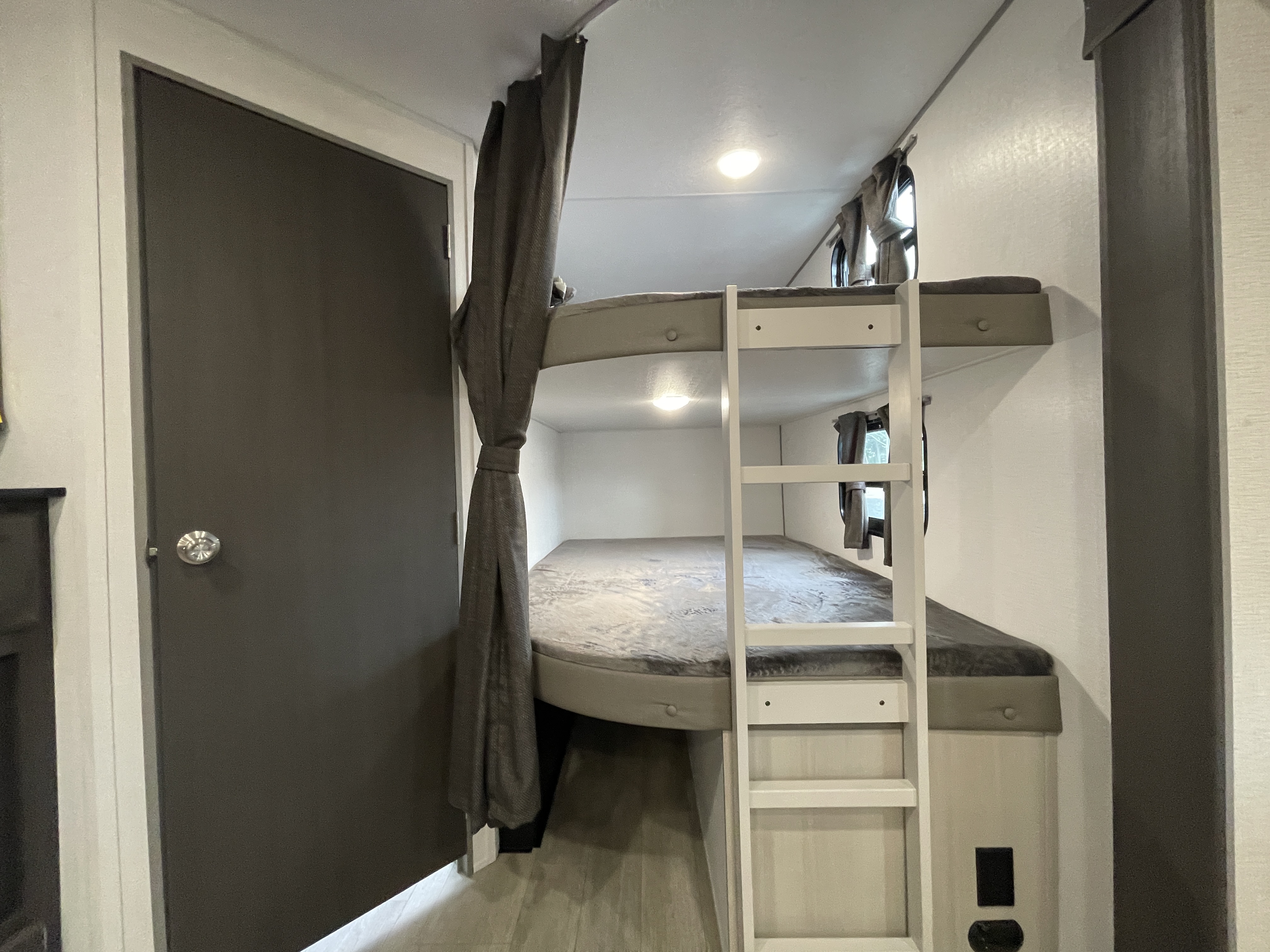 2027 Coachmen Catalina Legacy Edition 273DBHCK - Image 21