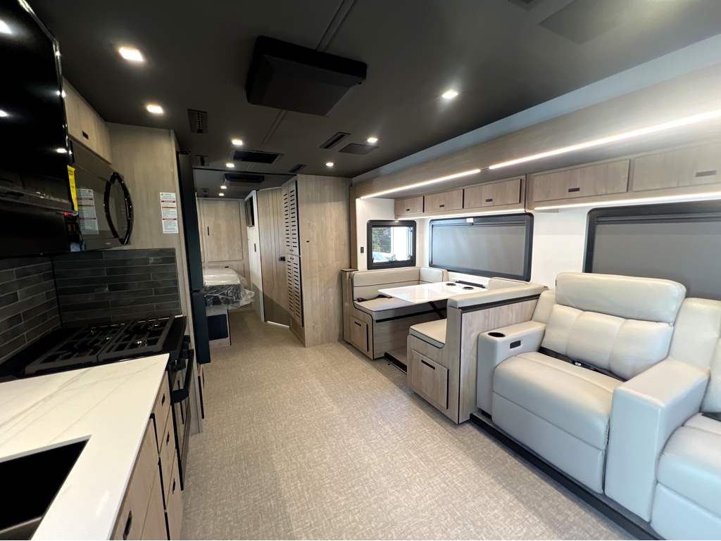 2026 GRAND DESIGN LINEAGE SERIES F 31ZW - Image 7
