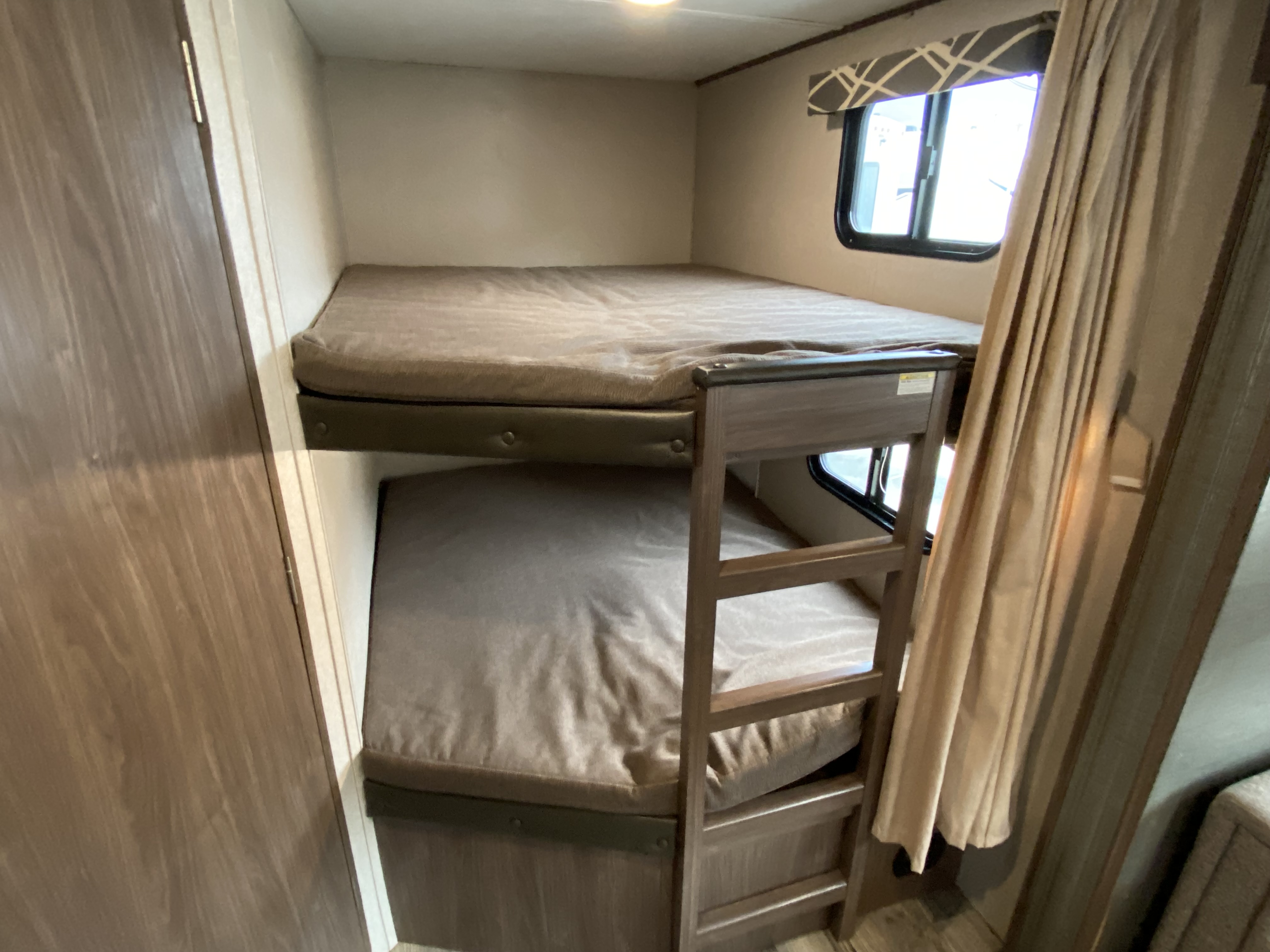 2019 KEYSTONE HIDEOUT 29BHS - Image 10