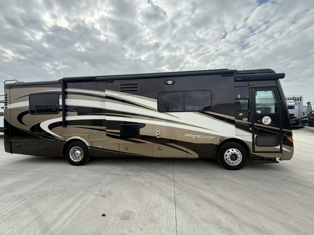 2013 Tiffin Allegro Breeze 32 BR - Image 1