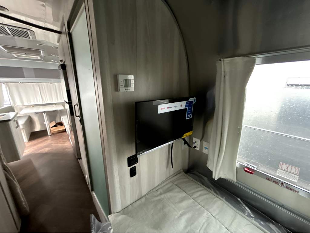 2027 Airstream International 25FB - Image 29