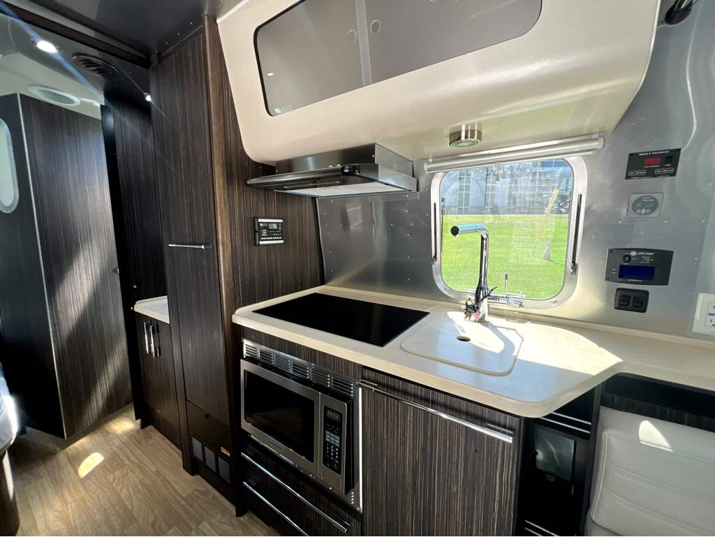 2017 AIRSTREAM INTERNATIONAL 19CB - Image 7