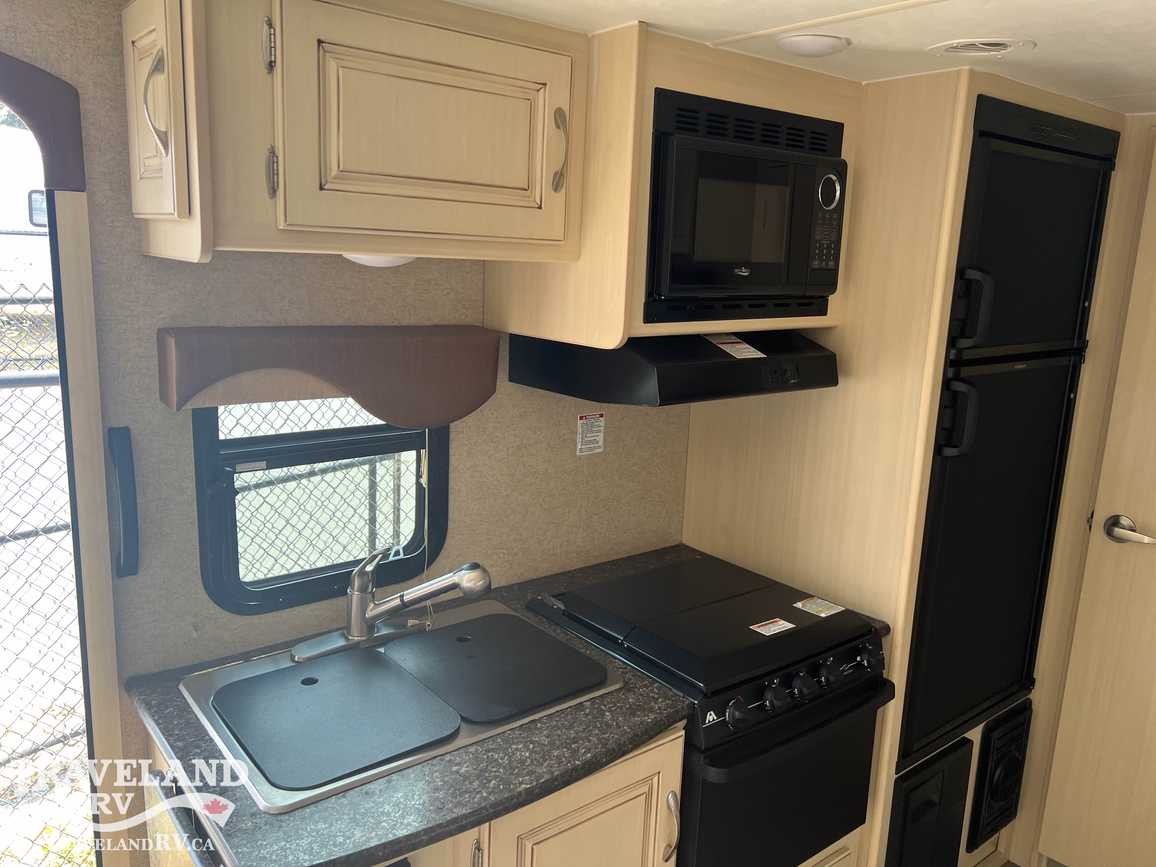 2016 Winnebago Micro Minnie 2106DS - Image 16
