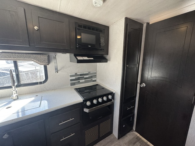 2018 HEARTLAND RV NORTH TRAIL 22FBS - Image 13