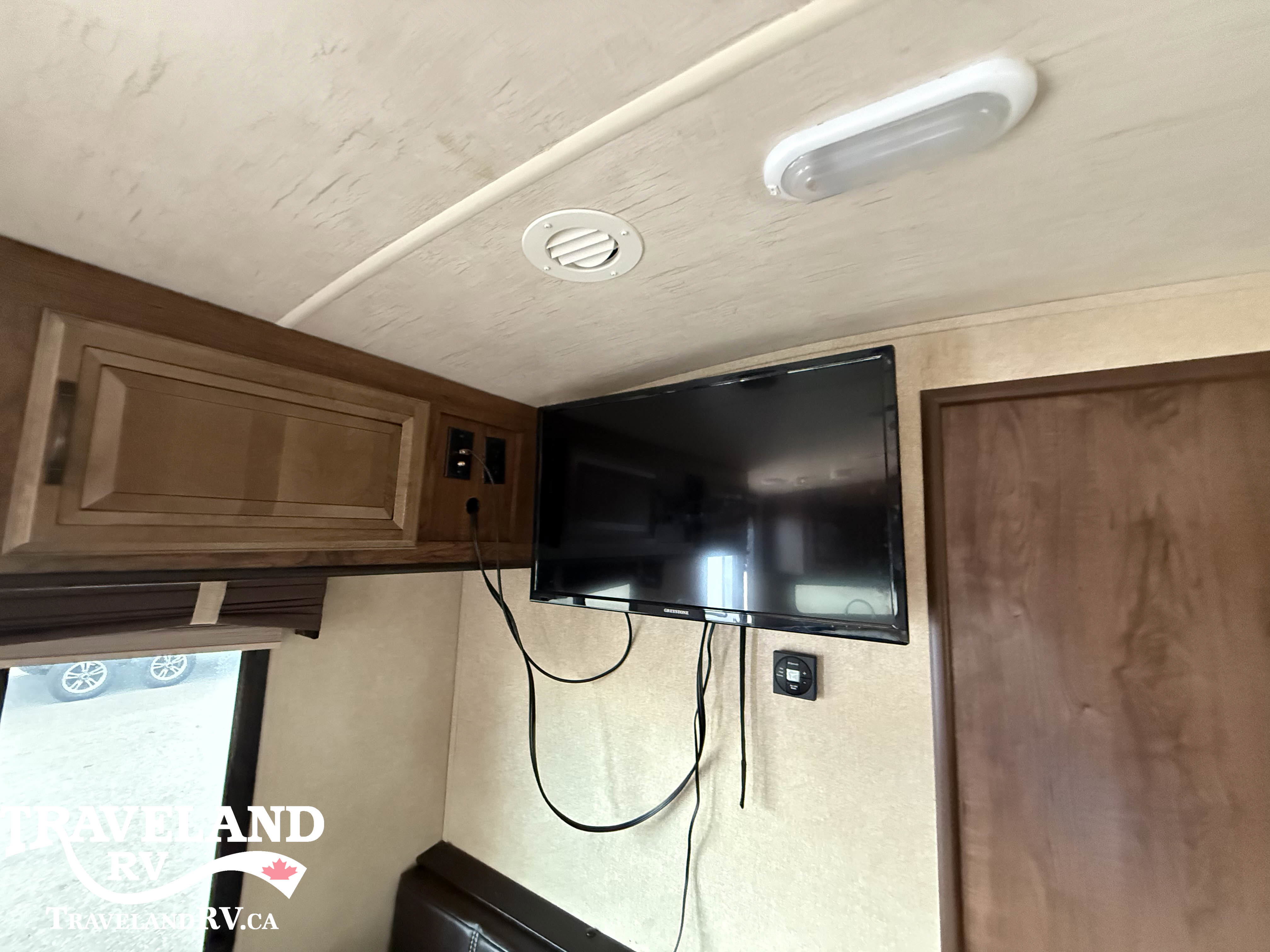 2017 Cruiser RV Radiance Touring R-24VSD - Image 13