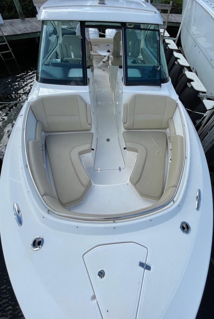 2018 Pursuit 325 DC - Image 8