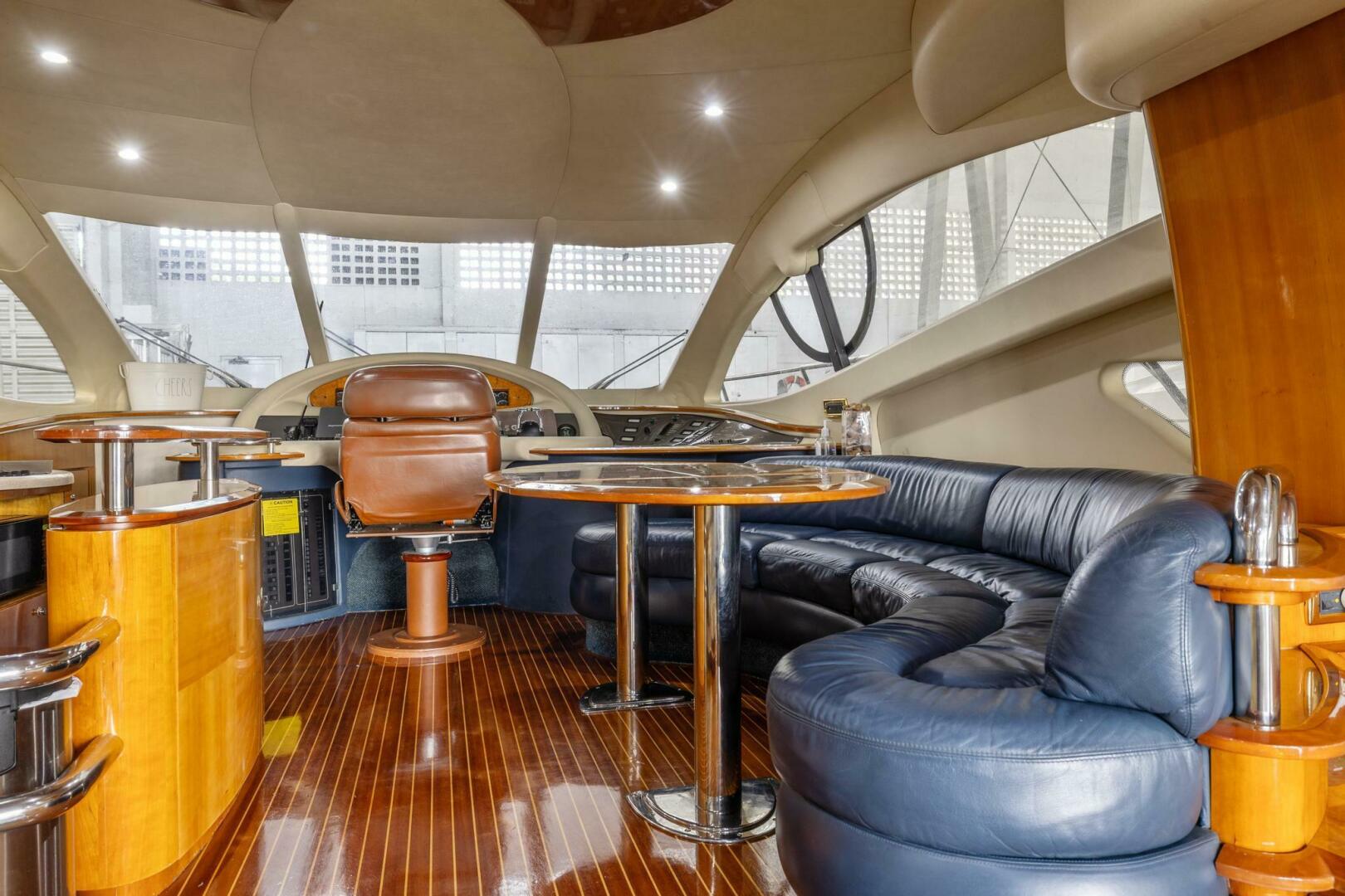 2005 Azimut 55 flybridge - Image 19