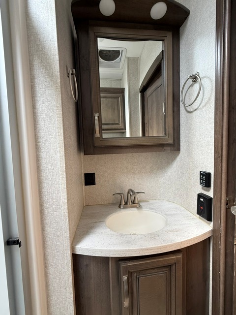 2019 Keystone Montana High Country 3731FL - Image 17