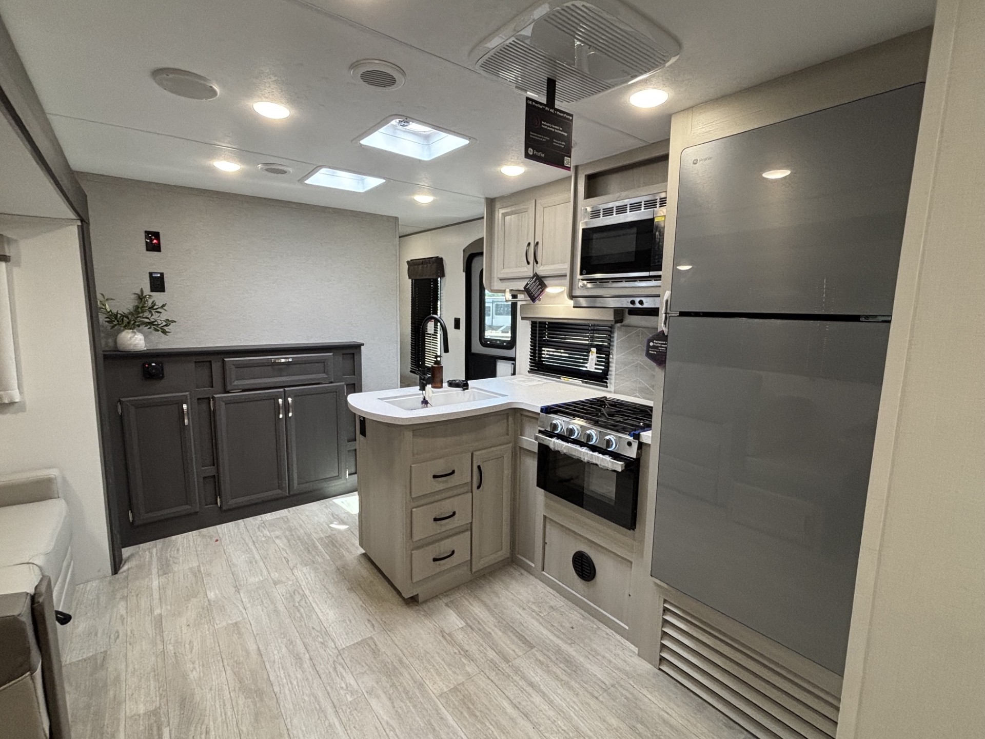 2027 Coachmen Catalina Legacy Edition 333DBDSCK - Image 15
