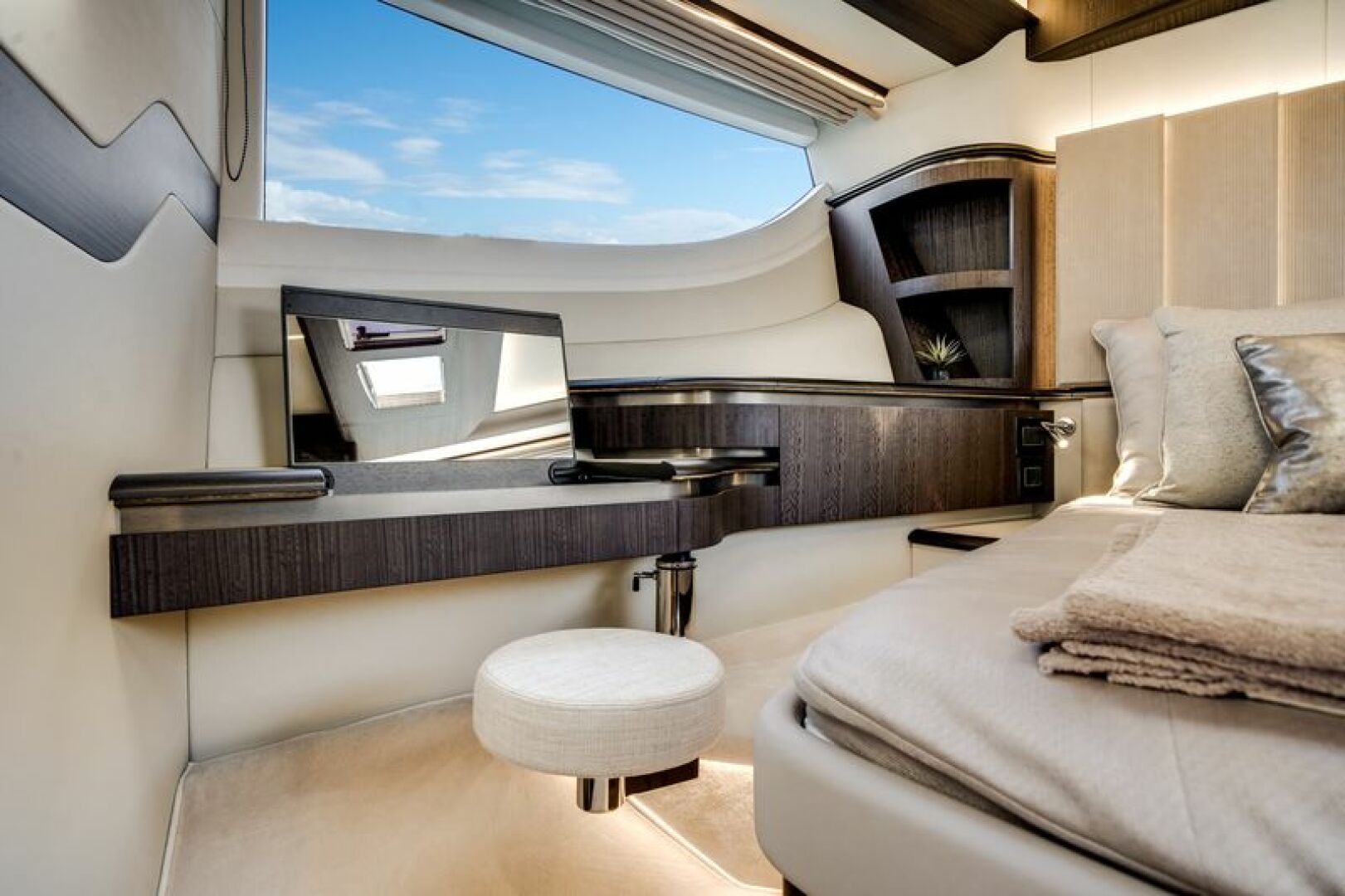 2024 Galeon 560 FLY Base - Image 2