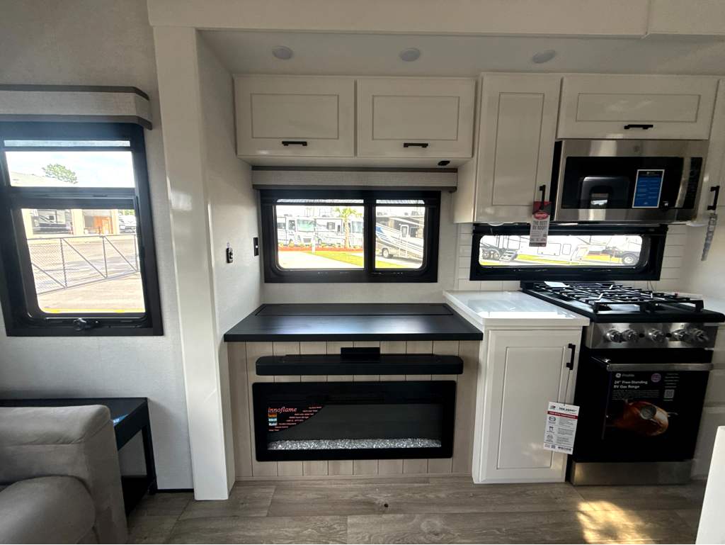 2027 JAYCO PINNACLE 32RLTS - Image 13