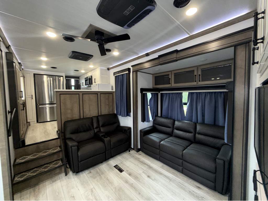 2024 Keystone MONTANA LEGECY 3901RK - Image 3
