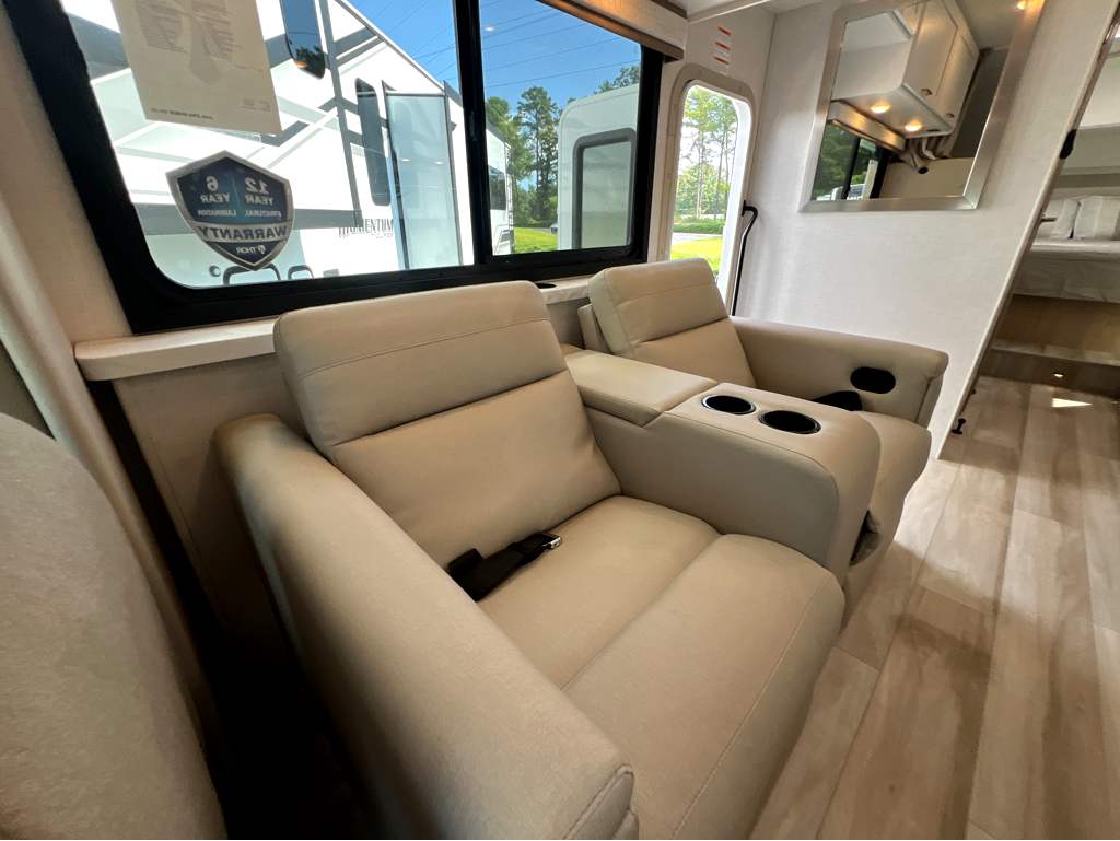 2027 THOR MOTOR COACH MAGNITUDE GA28 - Image 10