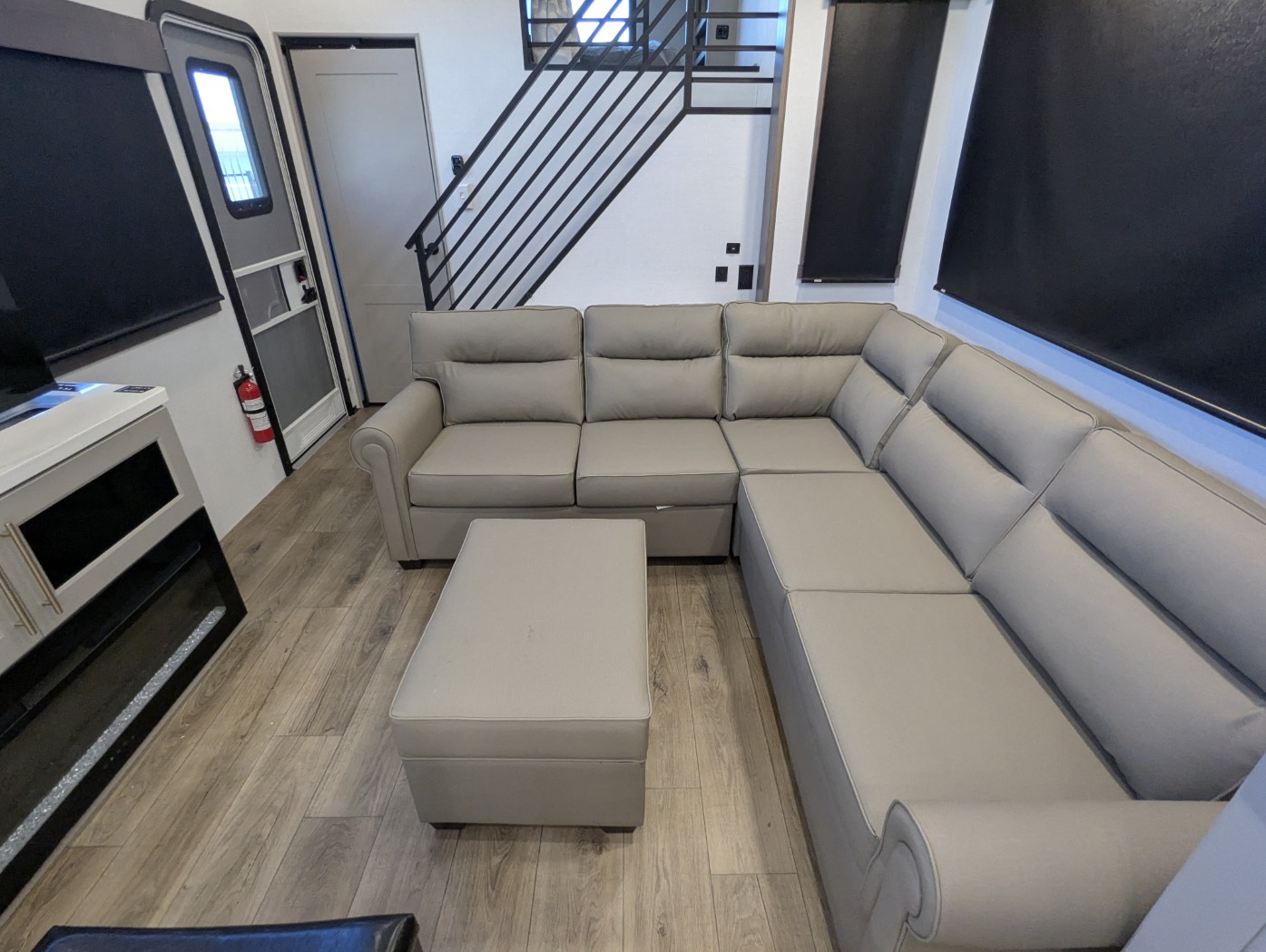 2026 Alliance RV Benchmark 44LFT - Image 12