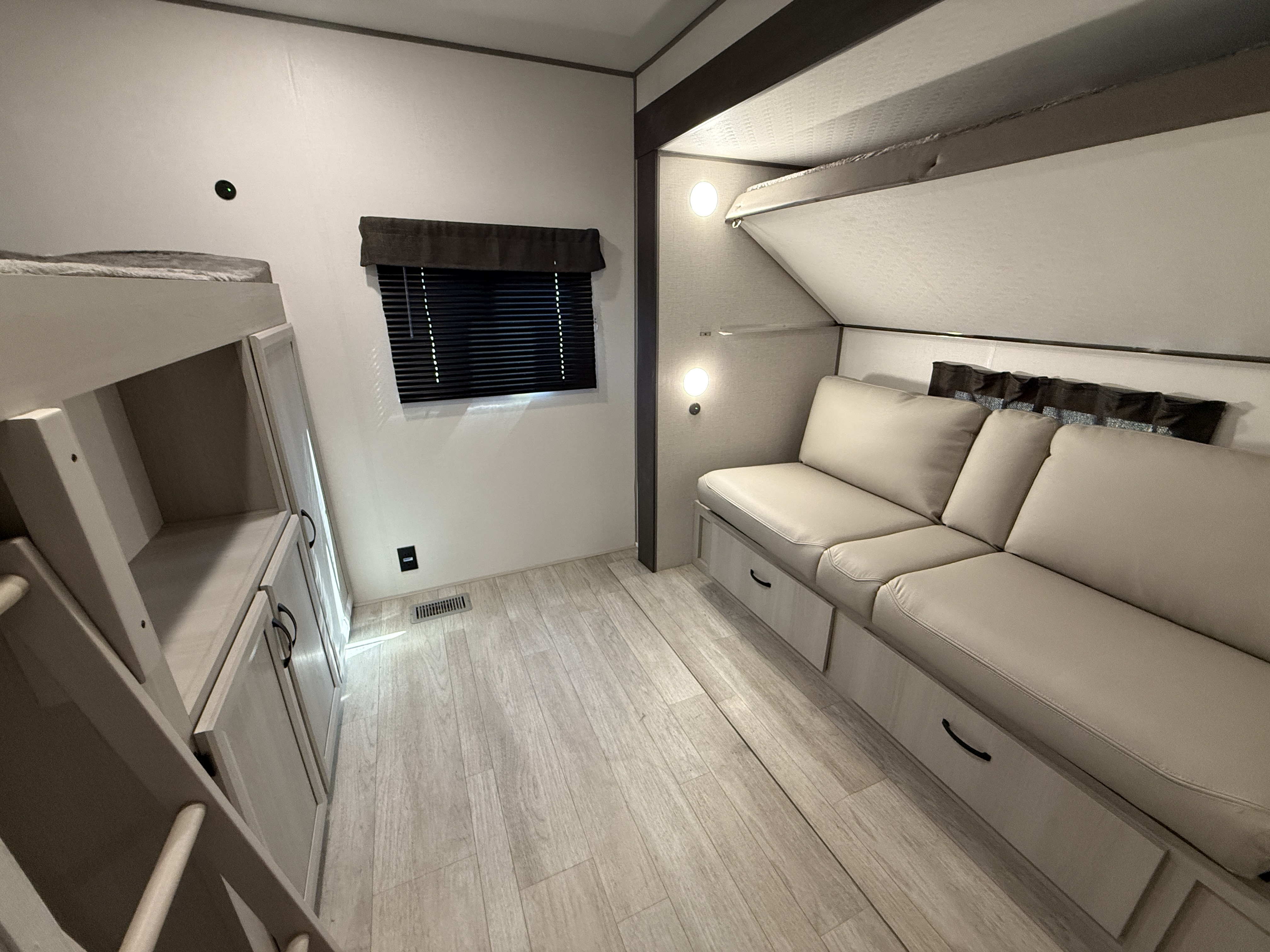 2027 Coachmen Catalina Legacy Edition 323BHDSCK - Image 17