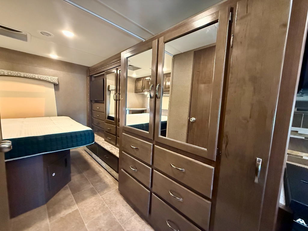 2017 Chateau 31W - Image 27